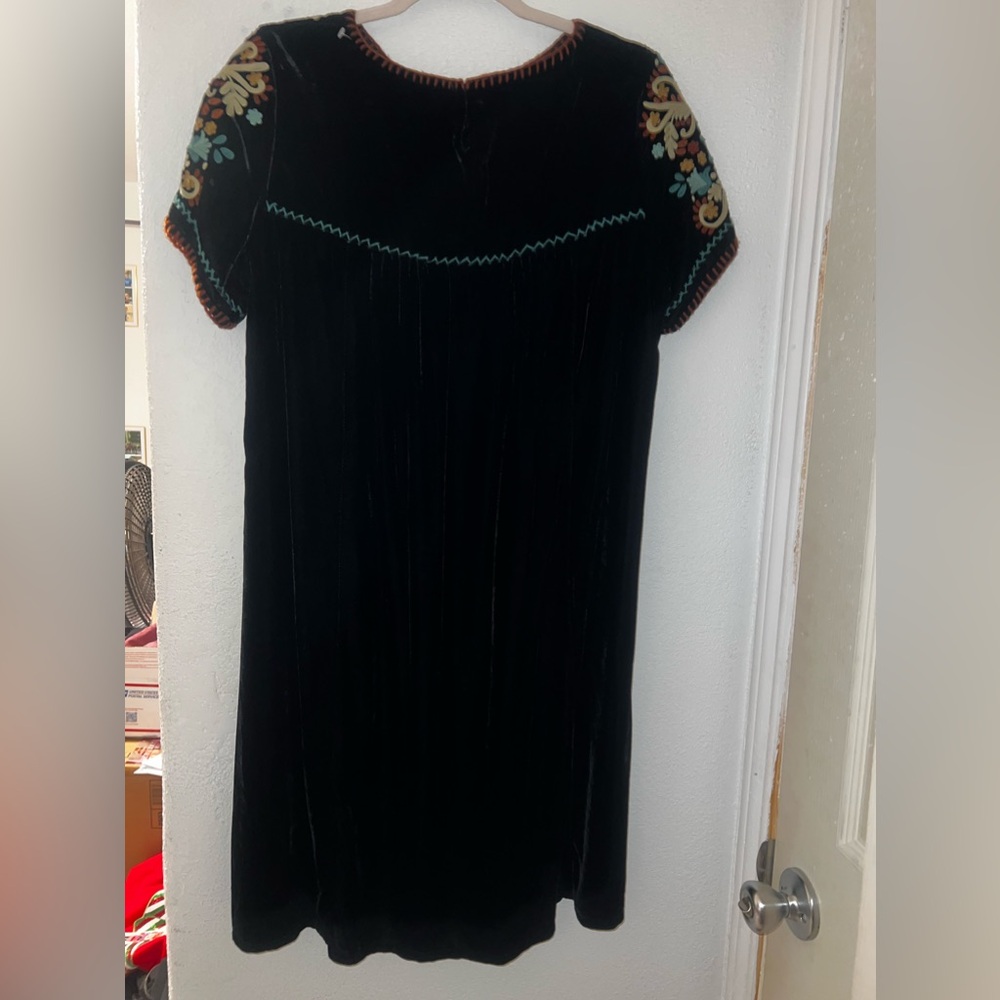 Elegant Black Embroidered Dress - Picture 2 of 7